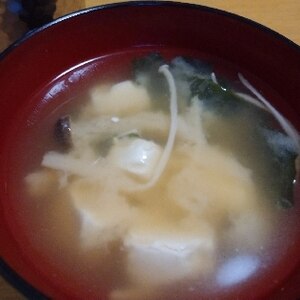 豆腐とえのきとしめじの味噌汁
